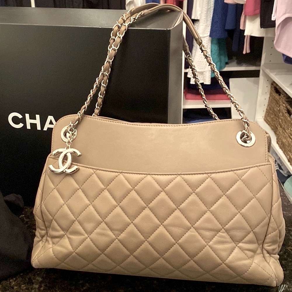 RARE - Authentic CHANEL - Limited Edition - Quilted Lambskin GST /500